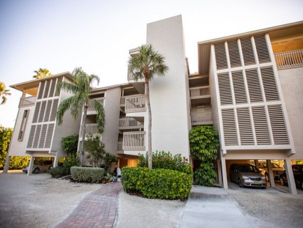 Bay view 2 bedrooms Condo Close to Restaurants Shops and Beach