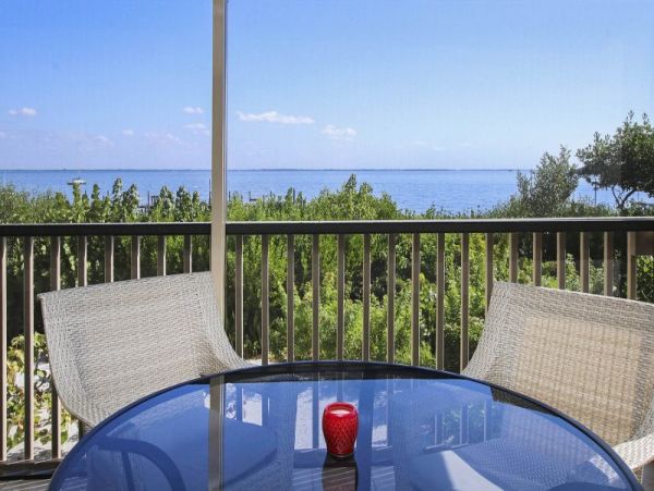 Bay view 2 bedrooms Condo Close to Restaurants Shops and Beach