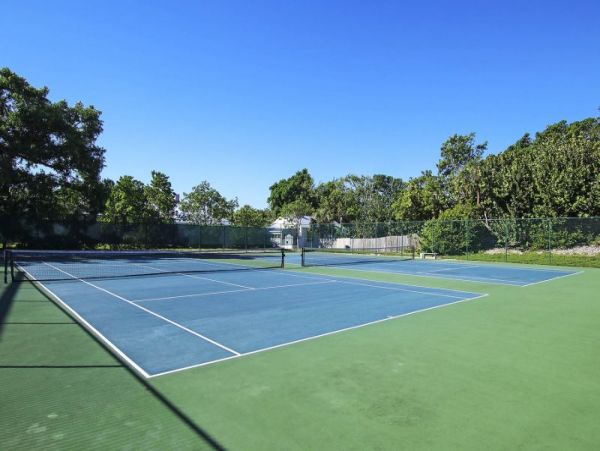 Bay view 2 bedrooms Condo Close to Restaurants Shops and Beach