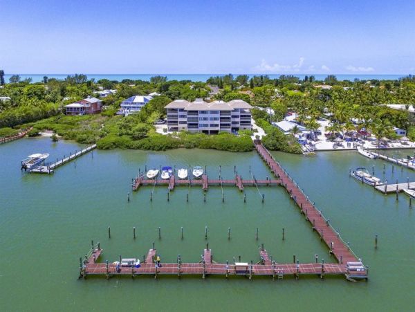 Bay view 2 bedrooms Condo Close to Restaurants Shops and Beach