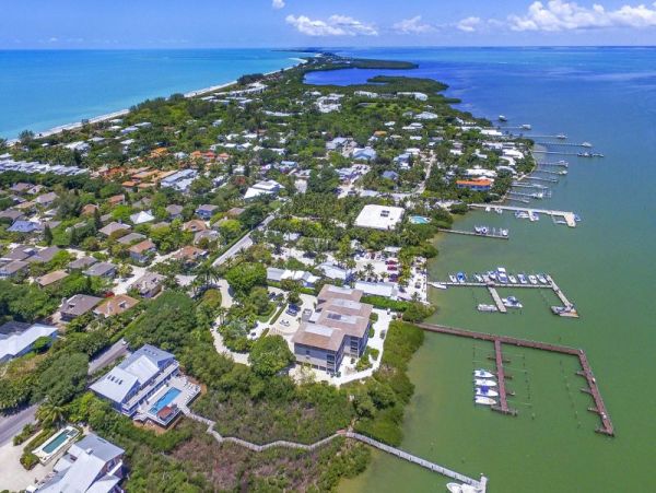 Bay view 2 bedrooms Condo Close to Restaurants Shops and Beach