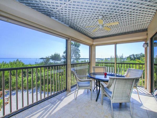 Bay view 2 bedrooms Condo Close to Restaurants Shops and Beach