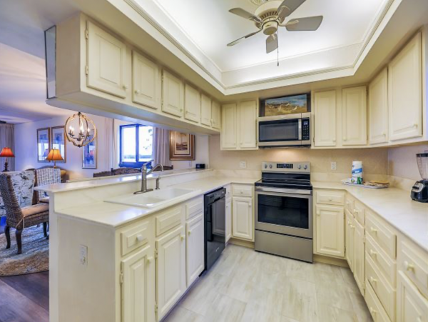 Bay view 2 bedrooms Condo Close to Restaurants Shops and Beach