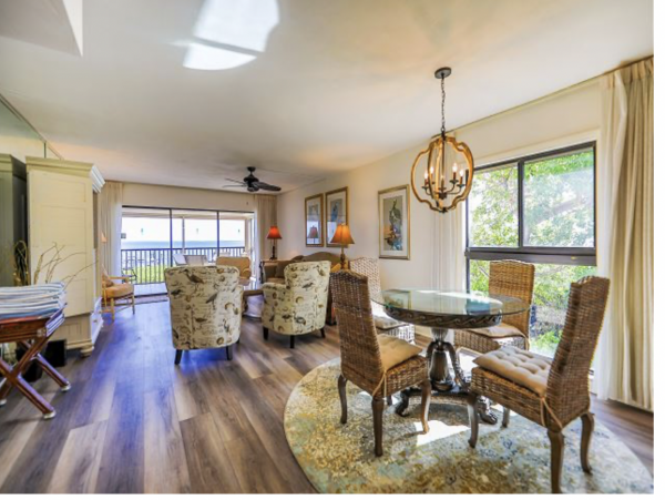 Bay view 2 bedrooms Condo Close to Restaurants Shops and Beach