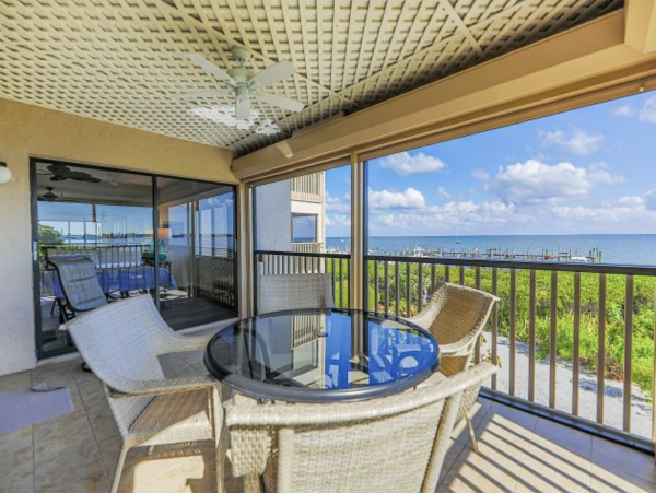 Bay view 2 bedrooms Condo Close to Restaurants Shops and Beach