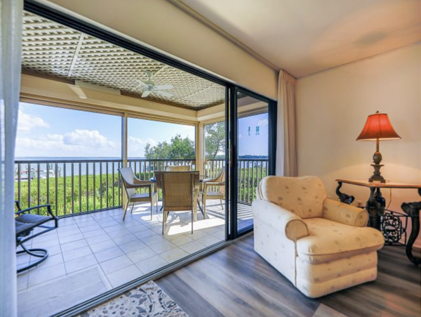 Bay view 2 bedrooms Condo Close to Restaurants Shops and Beach