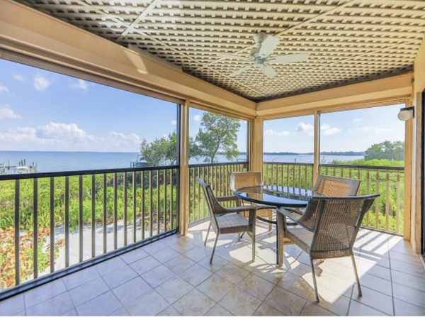 Bay view 2 bedrooms Condo Close to Restaurants Shops and Beach