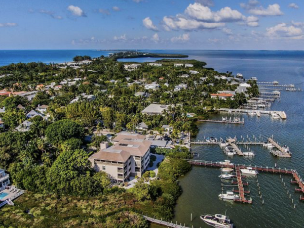 Bay view 2 bedrooms Condo Close to Restaurants Shops and Beach