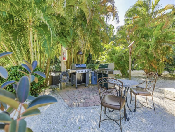 Bay view 2 bedrooms Condo Close to Restaurants Shops and Beach