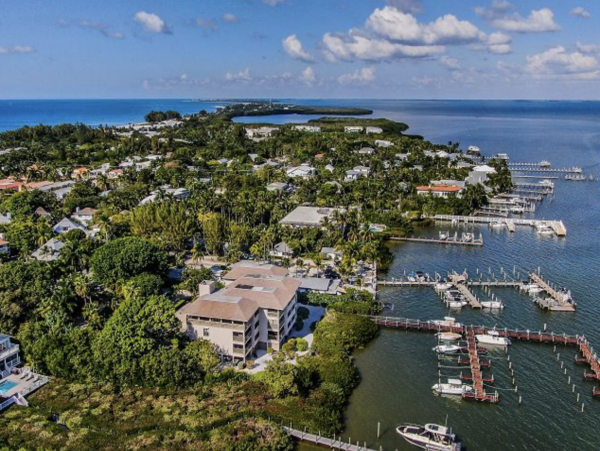 Bay view 2 bedrooms Condo Close to Restaurants Shops and Beach