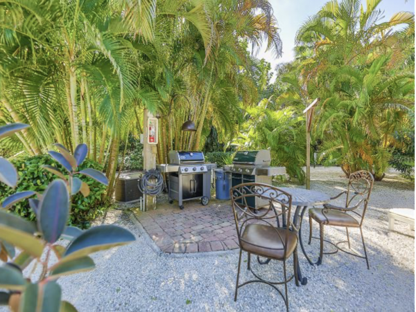 Bay view 2 bedrooms Condo Close to Restaurants Shops and Beach
