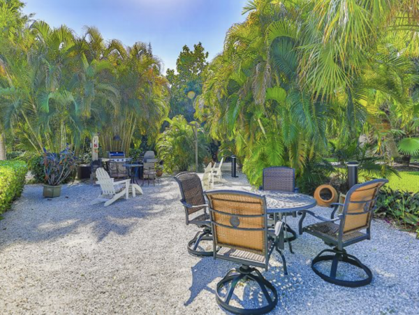 Bay view 2 bedrooms Condo Close to Restaurants Shops and Beach