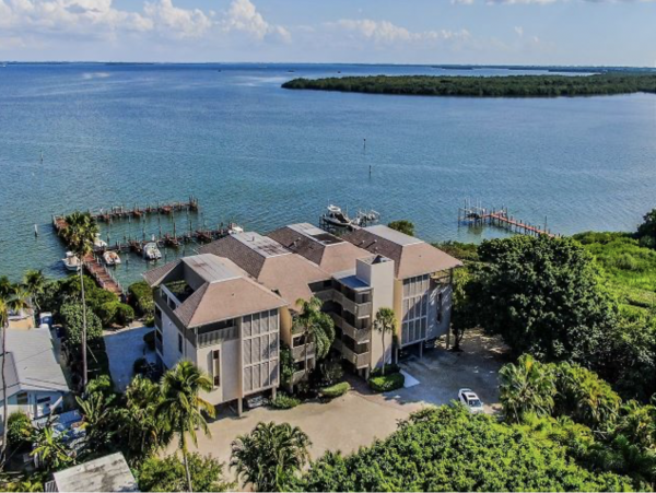 Bay view 2 bedrooms Condo Close to Restaurants Shops and Beach