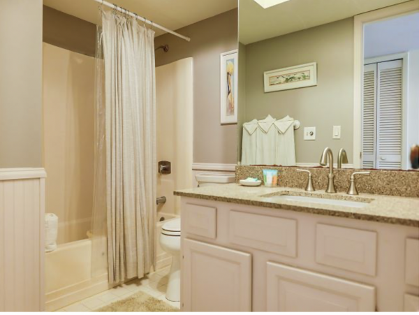 Bay view 2 bedrooms Condo Close to Restaurants Shops and Beach