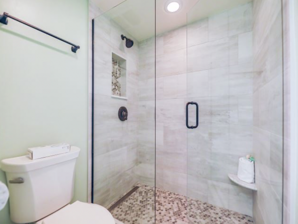 Bay view 2 bedrooms Condo Close to Restaurants Shops and Beach