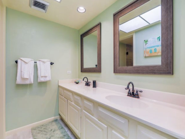 Bay view 2 bedrooms Condo Close to Restaurants Shops and Beach