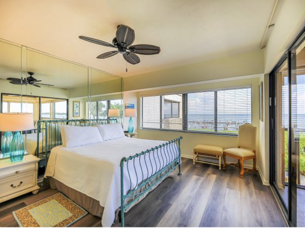 Bay view 2 bedrooms Condo Close to Restaurants Shops and Beach