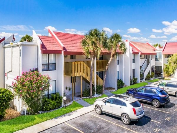 Bradenton Beach Great Value Two Bedroom Condo Walk to Beach