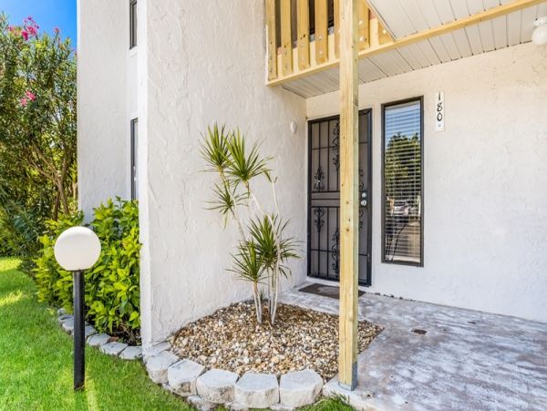 Bradenton Beach Great Value Two Bedroom Condo Walk to Beach