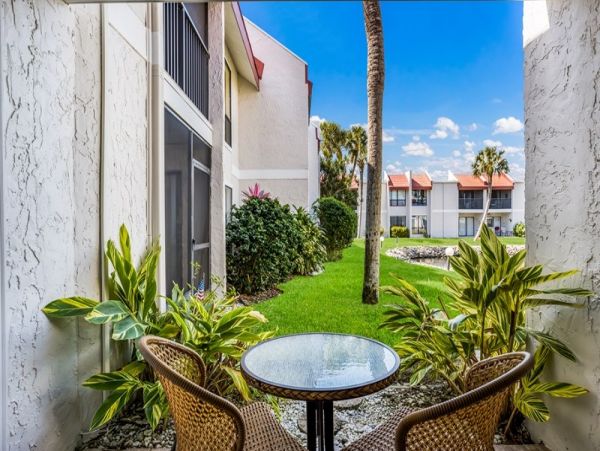 Bradenton Beach Great Value Two Bedroom Condo Walk to Beach