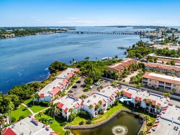 Bradenton Beach Great Value Two Bedroom Condo Walk to Beach