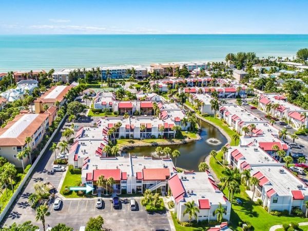 Bradenton Beach Great Value Two Bedroom Condo Walk to Beach