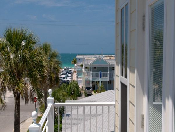 Anna Maria Rental You Can Almost Throw Frizbee to the Beach