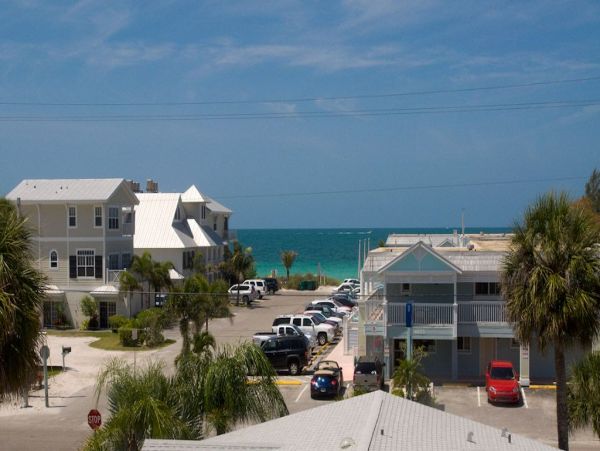 Anna Maria Rental You Can Almost Throw Frizbee to the Beach