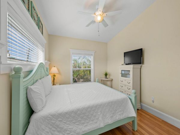 Anna Maria Rental You Can Almost Throw Frizbee to the Beach