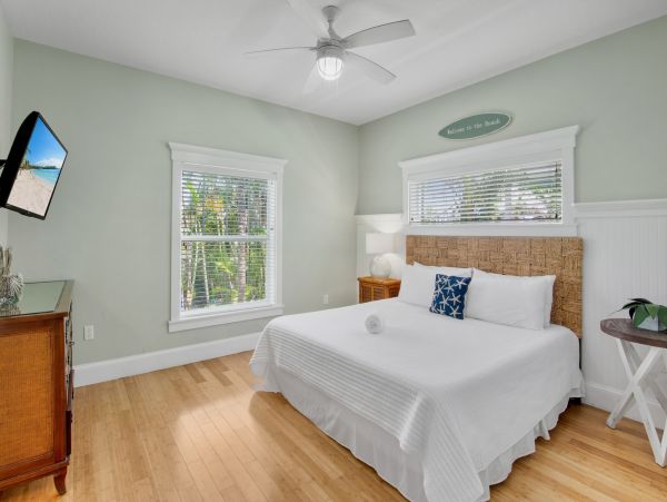 Anna Maria Rental You Can Almost Throw Frizbee to the Beach