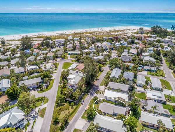 Two Bedroom Anna Maria Island Pool Home 2 Blocks to Beaches