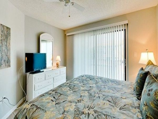 Condo with 2 Bedrooms Very Nice Community Pool/ Facilities.