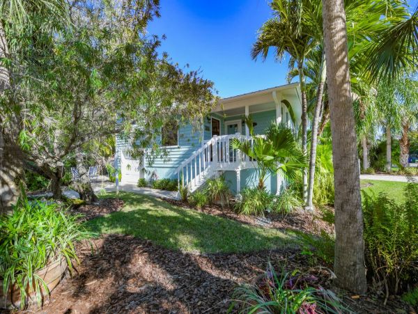 Holmes Beach Vacation Home Just 3 Minutes Walk to the Beach