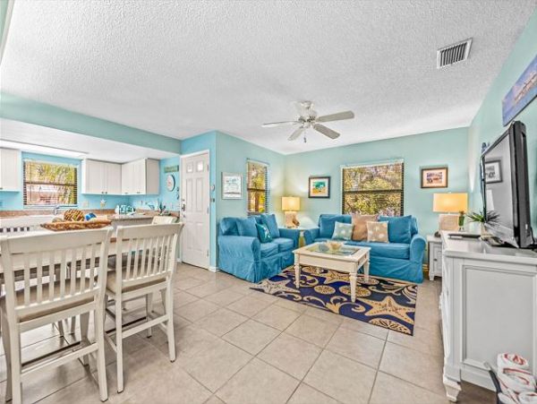 Holmes Beach Vacation Home Just 3 Minutes Walk to the Beach