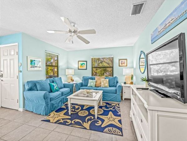 Holmes Beach Vacation Home Just 3 Minutes Walk to the Beach