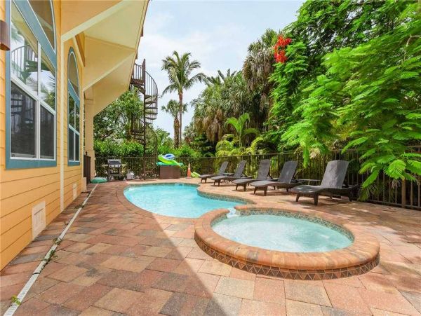 Captiva Four Bedroom Luxury Home Steps from the Beach