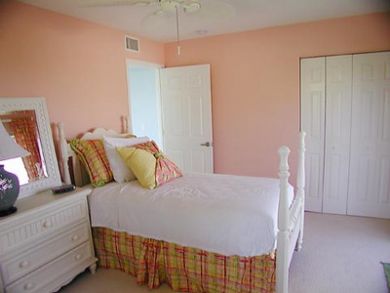 Bedroom 2 with twin beds Bedroom 2 with twin beds