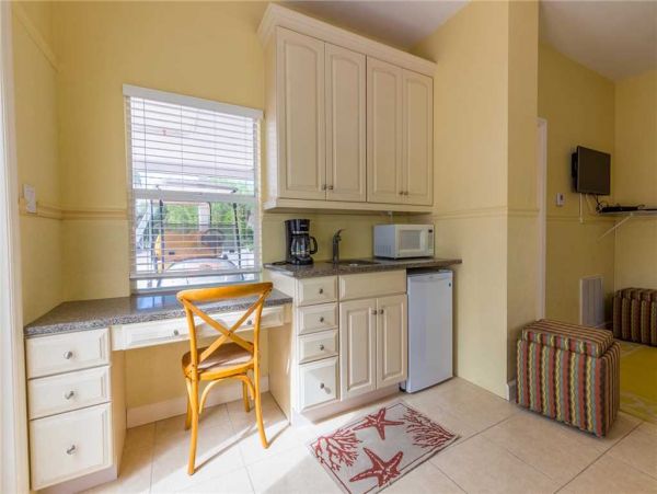 Captiva Vacation Home With 4 Bedrooms Short Walk to Beach