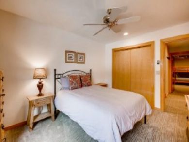 Vail  Stunning Vacation Home Sleeps Eleven Shuttle to Lifts