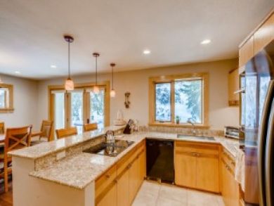 Vail  Stunning Vacation Home Sleeps Eleven Shuttle to Lifts
