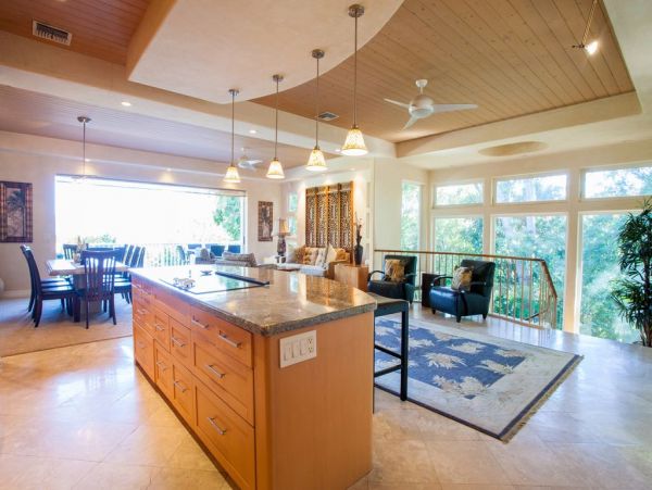 Lovely Lahaina Rental Pacific Views Path to Beach from House