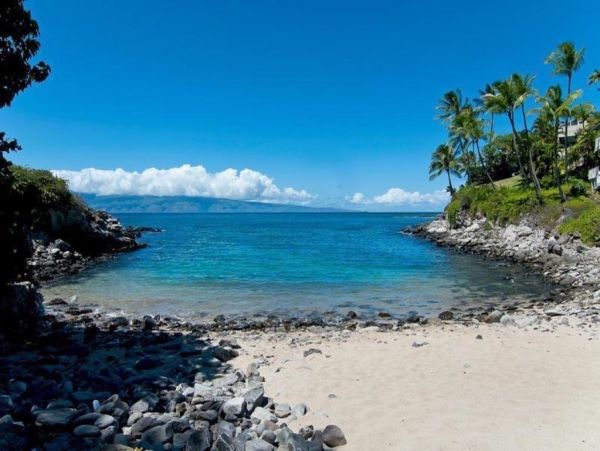 Lovely Lahaina Rental Pacific Views Path to Beach from House