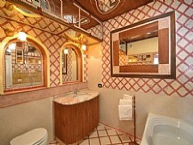 Bathroom with Tub & Washinbasin