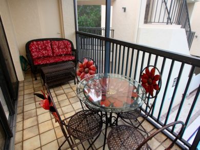 Balcony with outdoor Table & Seating Balcony with outdoor Table & Seating