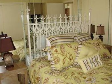 Guest bedroom with queen bed