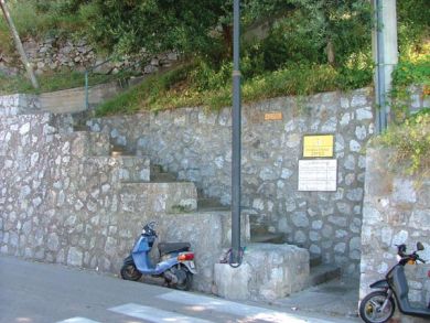 Beginning of the pedestrian footpath to apartment