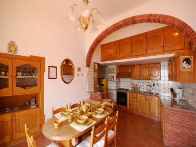 Kitchen & dining area