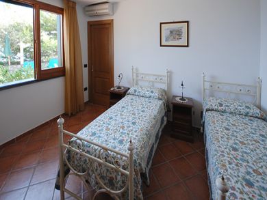 Bedroom 2 with twin beds