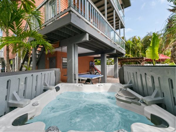 2 Bedroom sleep 6 value priced Anna Maria Accommodation.