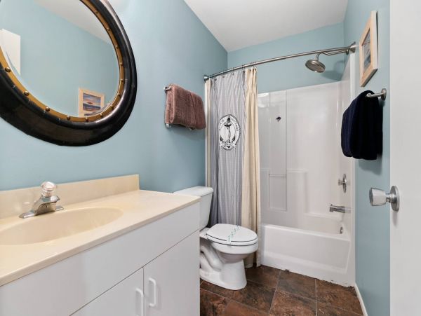 2 Bedroom sleep 6 value priced Anna Maria Accommodation.
